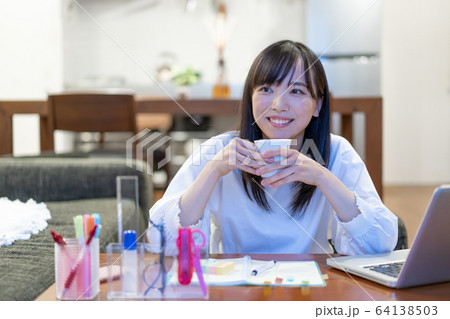 自宅でお茶を飲む若い女性 自宅でお茶を飲む若い女性 64138503