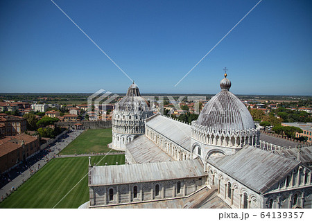 イタリア観光:世界遺産、ピサの斜塔からドゥモ広場 イタリア観光:世界遺産、ピサの斜塔からドゥモ広場 64139357
