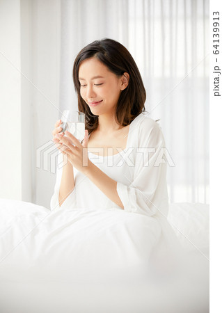 美人　女性　部屋　リラックス　水　飲む　人物　素材 64139913