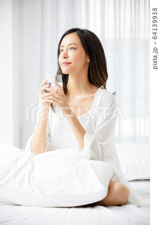 美人 女性 部屋 リラックス 水 飲む 人物 素材 美人 女性 部屋 リラックス 水 飲む 人物 素材 64139938