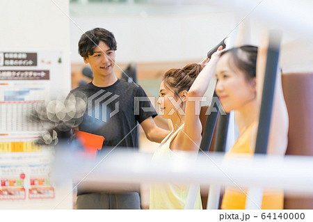 若い女性、スポーツジム 64140000