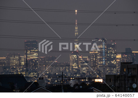 日本の東京都市景観 新型コロナ“都市封鎖”。“柵”(高圧電線)の奥に東京都心=7日、緊急事態宣言発表 日本の東京都市景観 新型コロナ“都市封鎖”。“柵”(高圧電線)の奥に東京都心=7日、緊急事態宣言発表 64140057