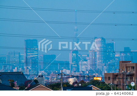 日本の東京都市景観　新型コロナ“都市封鎖”。“柵”（高圧電線）の奥に東京都心＝7日、緊急事態宣言発表 64140062