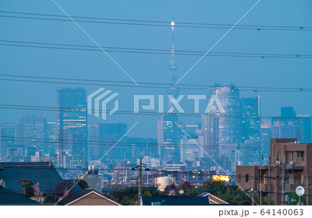 日本の東京都市景観　新型コロナ“都市封鎖”。“柵”（高圧電線）の奥に東京都心＝7日、緊急事態宣言発表 64140063
