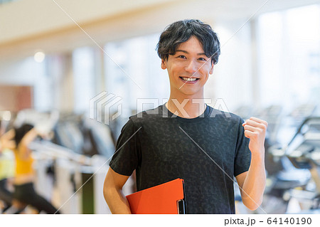 若い男性、トレーナー、スポーツジム 64140190