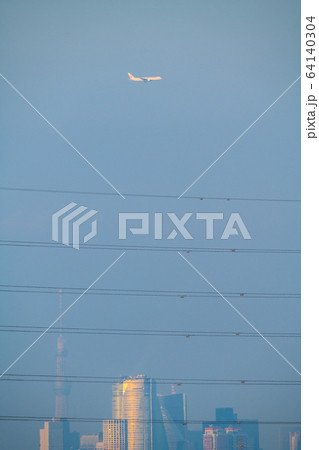 日本の東京都市景観　新型コロナ“都市封鎖”。“柵”（高圧電線）の奥に東京都心＝7日、緊急事態宣言発表 64140304