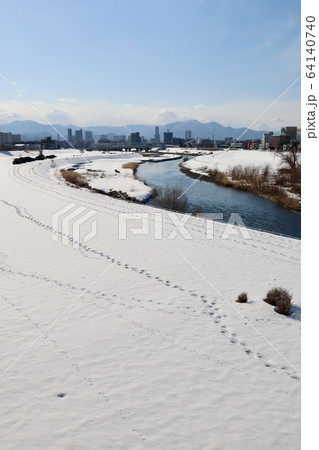 雪解けの始まった豊平川 64140740