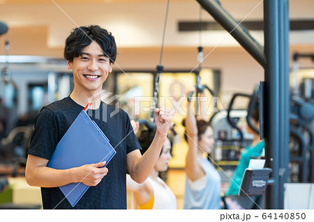 若い男性 トレーナー スポーツジムの写真素材