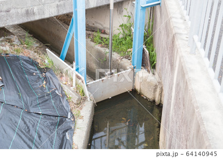 用水路の水門 用水路の水門 64140945