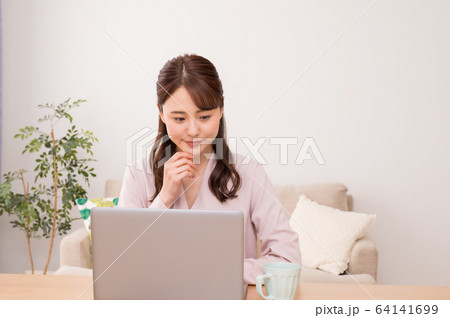 在宅ワーク 若い女性 在宅ワーク 若い女性 64141699