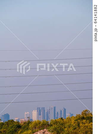 日本の東京都市景観　新型コロナ“都市封鎖”。“柵”（高圧電線）の奥に東京都心＝7日、緊急事態宣言発表 64141882