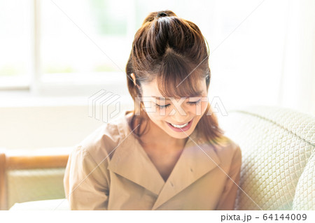 リラックスして読書する若い女性 64144009