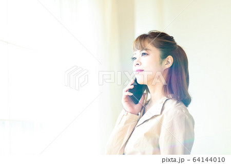 リラックスしてスマホで会話 64144010