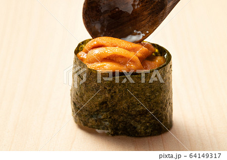 雲丹の軍艦巻き 64149317