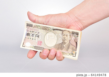 現金を握るイメージ 現金を握るイメージ 64149478