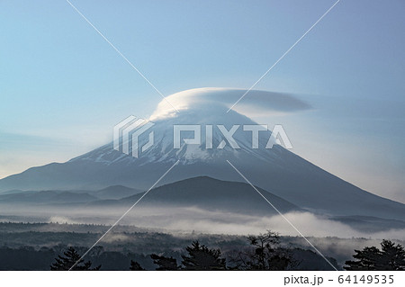 早朝の精進湖より富士山にかかる笠雲を望む 早朝の精進湖より富士山にかかる笠雲を望む 64149535