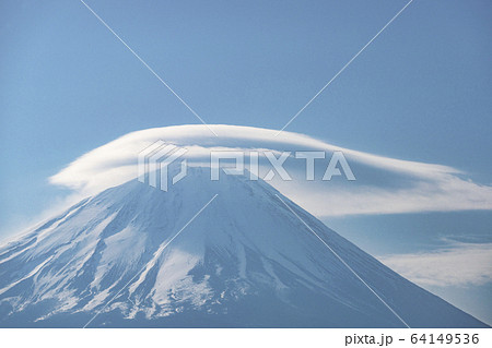 早朝の精進湖より富士山にかかる笠雲を望む 64149536