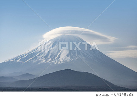 早朝の精進湖より富士山にかかる笠雲を望む 早朝の精進湖より富士山にかかる笠雲を望む 64149538
