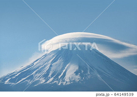 早朝の精進湖より富士山にかかる笠雲を望む 64149539