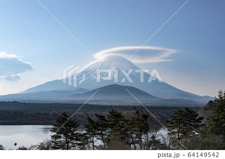 早朝の精進湖より富士山にかかる笠雲を望む 64149542