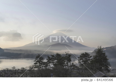 早朝の精進湖より富士山にかかる笠雲を望む 64149566