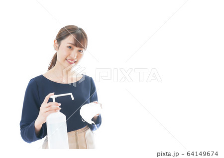 マスクとアルコール消毒液を持つ若い女性 64149674