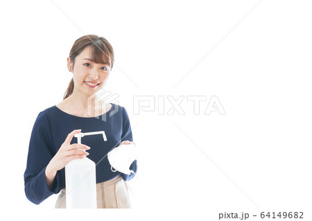 マスクとアルコール消毒液を持つ若い女性 64149682