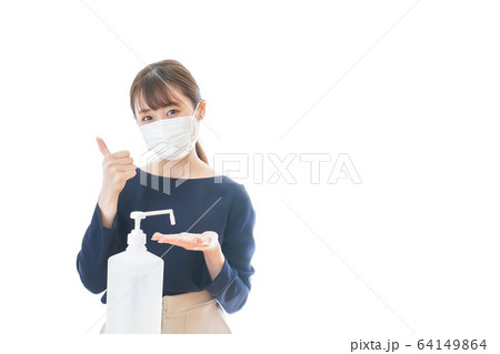 OKサインをしながらアルコール消毒をする若い女性 OKサインをしながらアルコール消毒をする若い女性 64149864