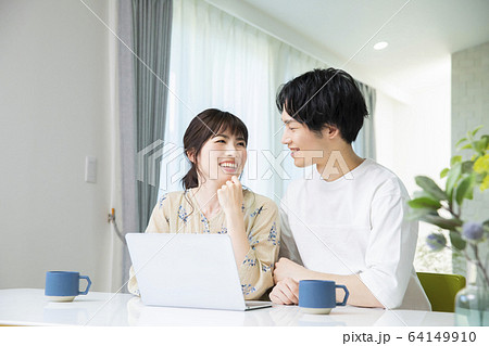 ファミリー　家族　夫婦　カップル　ノートパソコン　インターネット 64149910