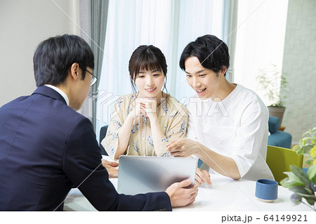 ファミリー　家族　夫婦　営業マン　契約 64149921