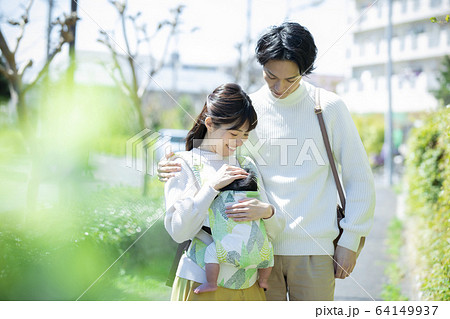 ファミリー 家族 赤ちゃん 育児 散歩 ファミリー 家族 赤ちゃん 育児 散歩 64149937