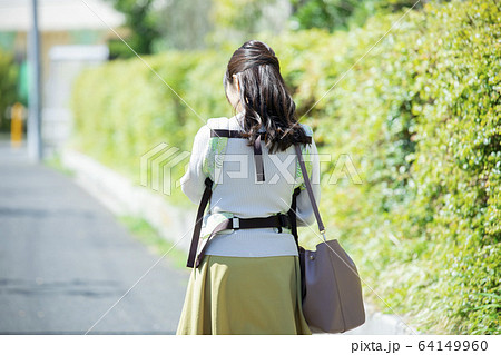 ファミリー　家族　赤ちゃん　育児　散歩　お母さん 64149960