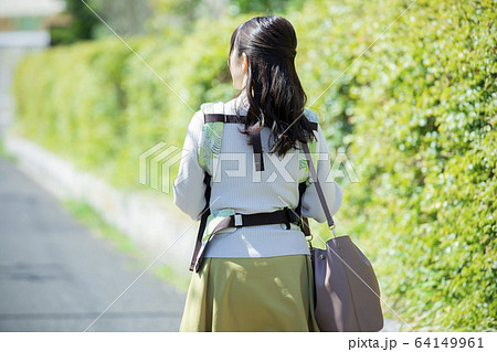 ファミリー　家族　赤ちゃん　育児　散歩　お母さん 64149961