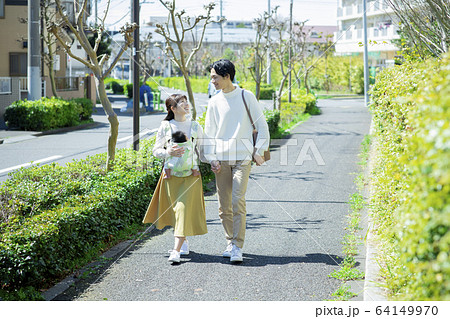 ファミリー 家族 赤ちゃん 育児 散歩 ファミリー 家族 赤ちゃん 育児 散歩 64149970