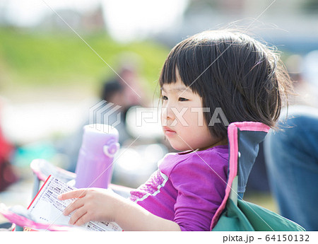 キャンプする子供 キャンプする子供 64150132