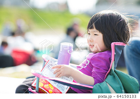 キャンプする子供 キャンプする子供 64150133