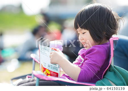 キャンプする子供 64150139