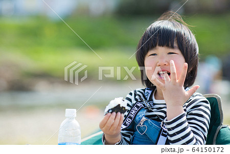おにぎりを食べる幼児 64150172