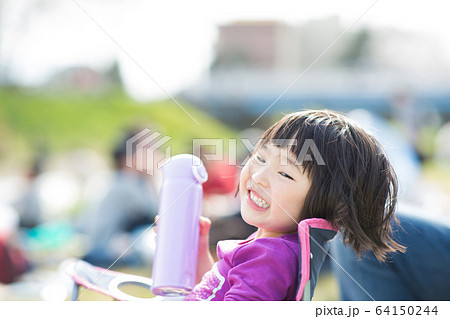 水筒を飲む子供 64150244