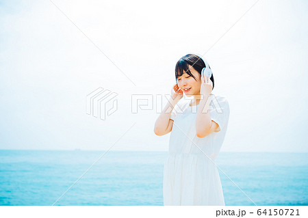 海で音楽を聴く女性 海で音楽を聴く女性 64150721