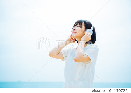 海で音楽を聴く女性 海で音楽を聴く女性 64150722