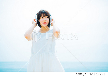 海で音楽を聴く女性 海で音楽を聴く女性 64150727