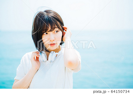 海で音楽を聴く女性 海で音楽を聴く女性 64150734