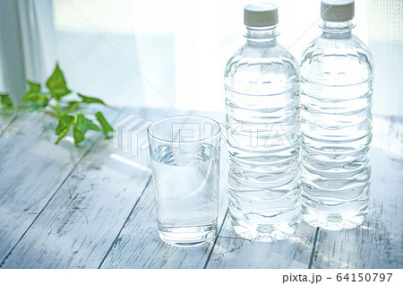 水の入ったペットボトルとコップ 64150797