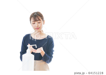手のアルコール消毒をする若い女性 手のアルコール消毒をする若い女性 64151228