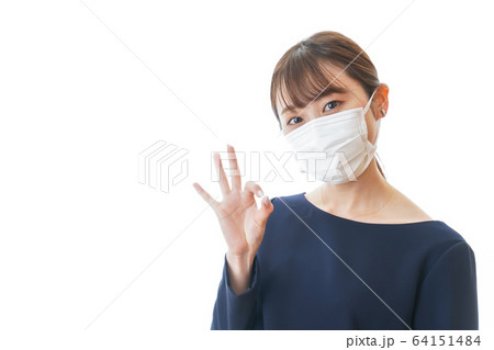 マスクを装着してOKサインをする若い女性 64151484