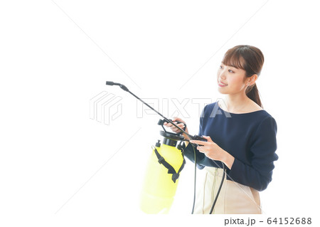 消毒液を使う若いビジネスウーマン 64152688