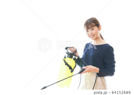 消毒液を使う若いビジネスウーマン 64152689