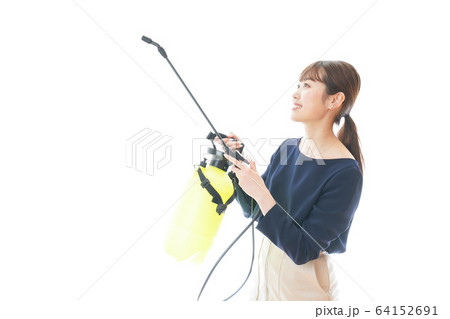 消毒液を使う若いビジネスウーマン 64152691