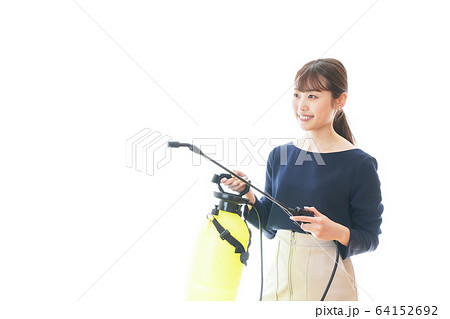 消毒液を使う若いビジネスウーマン 64152692